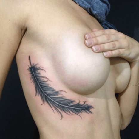 flanke tatovering av fjær