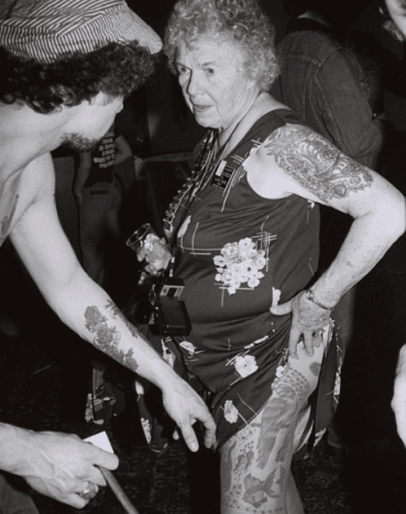 gammel dame med tatoveringer
