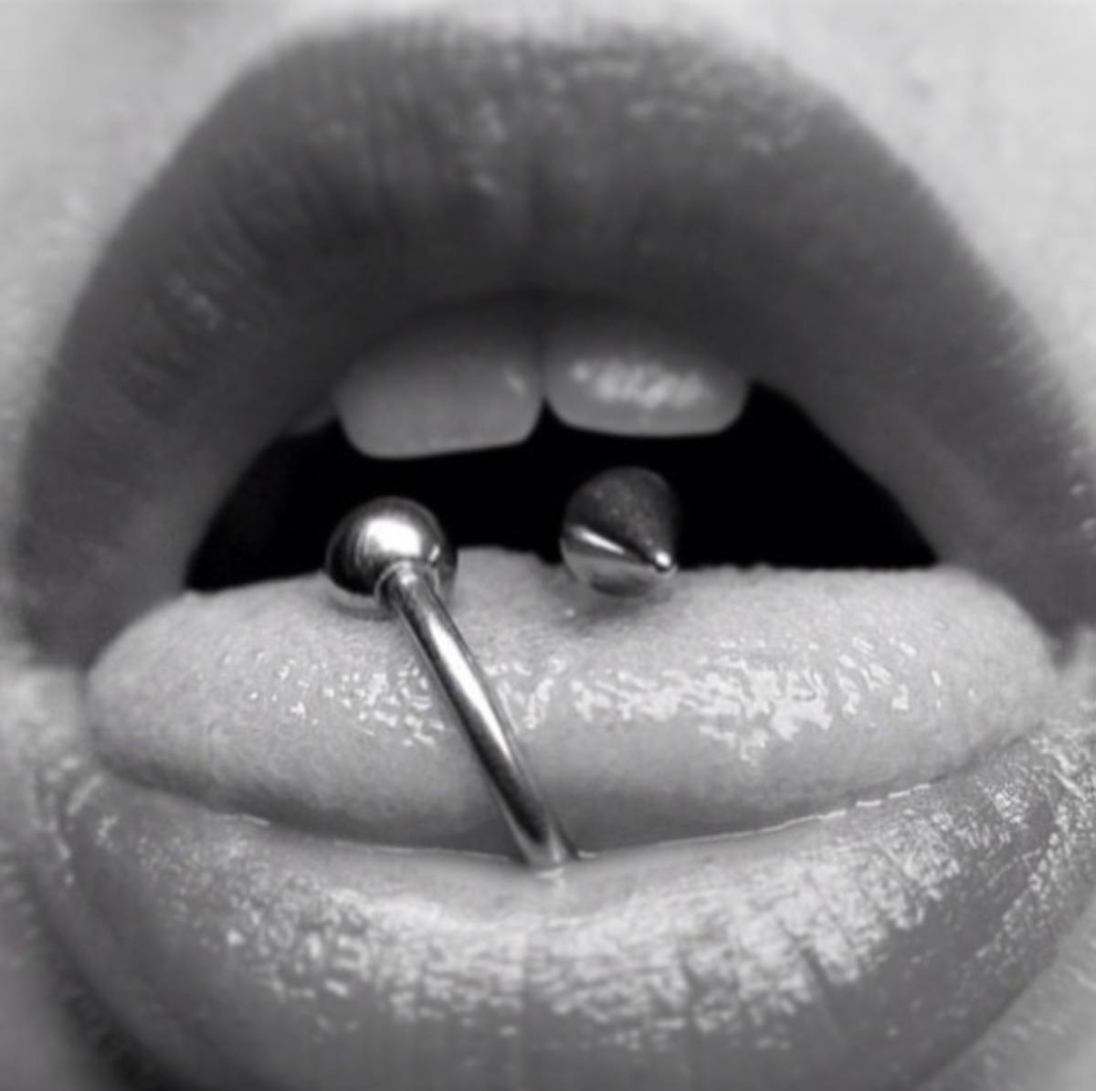 svart og hvit tunge piercing