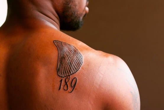 NFL profi bálázó, Anthony Brown burgonya chips tetoválása. Fotó: Instagram.