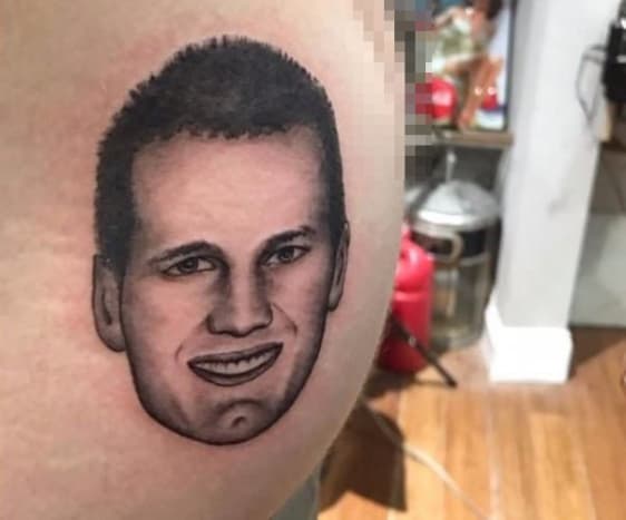 (A kész Tom Brady portré tetoválás az ügyfél fenekén. Fotó: Boston Barber & Tattoo Co.) „Büszke volt rá, és megmutatta,