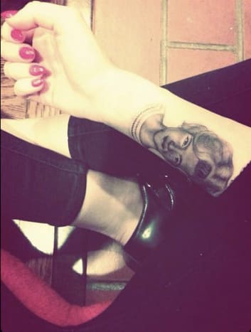 Miley Cyrus tetoválás nagymama portait