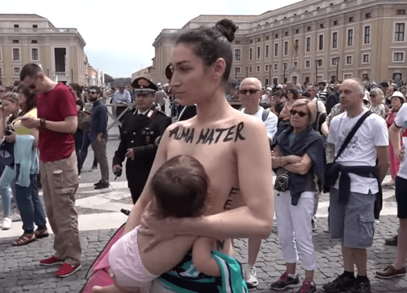 På mors dag fremstod en demonstrant i den ukrainske gruppen FEMEN toppløs og ammet i Vatikanet.