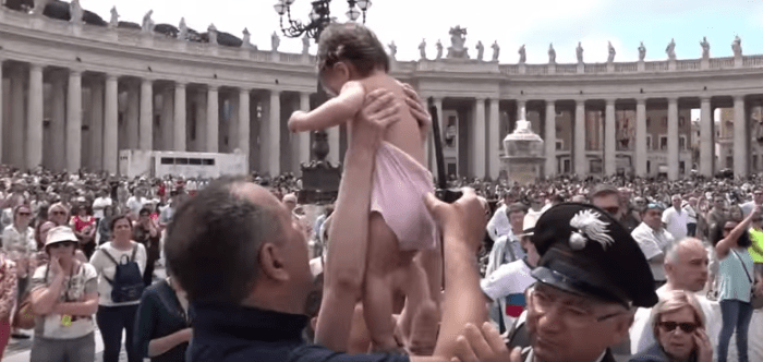 Demonstranten ble raskt fjernet av sikkerhet og arrestert på stedet. Journalister i Vatikanet ble også arrestert for & ulovlig konfiskasjon av bilder og videomateriale. & Apos;