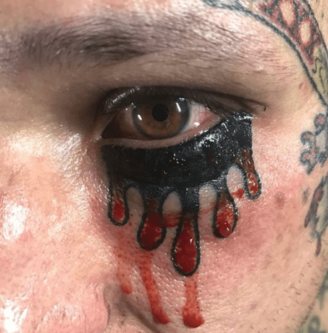 Tattoo @hoode215Ett ord: UT! Har du noen gang blitt slått i ansiktet? Ja, vi også. Men denne tatoveringen ser 100X verre ut, og vi forestiller oss at helbredelsen var brutal.