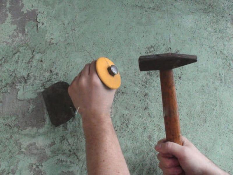 hoe verf te verwijderen met een hamer en beitel