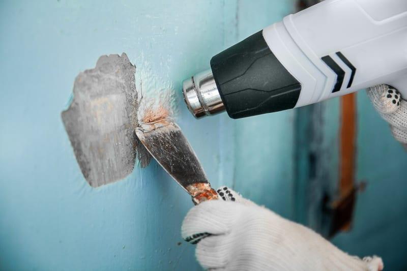 kako ukloniti boju s betonskog zida građevinskim sušilom za kosu