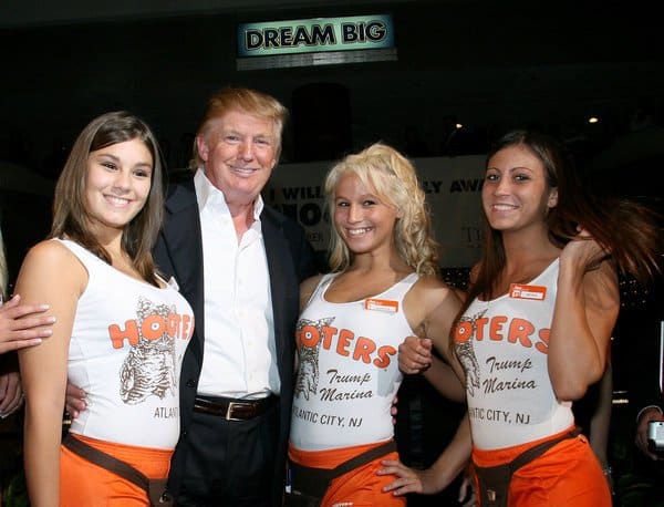 ATLANTIC CITY, NJ - SEPTEMBER 01: Donald J.Trump pózol Hooters Girls -szel a Donald Trump végső üzlet készpénzes nyereményjátékán a Trump Marina Hotel and Casino -ban, szeptember 1 -én, 2007, Atlantic Ciyt, New Jersy. (Fotó: Nick Valinote/FilmMagic)