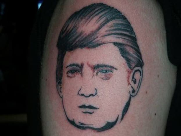 Trump negatív űr tetoválása