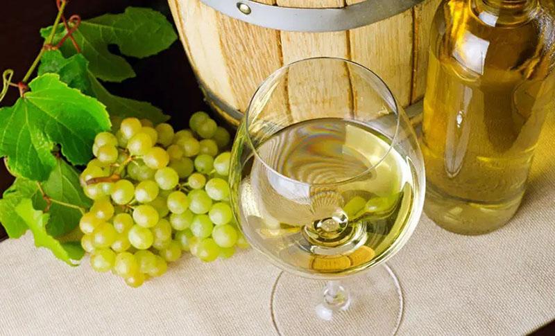zelfgemaakte witte wijn van druiven thuis