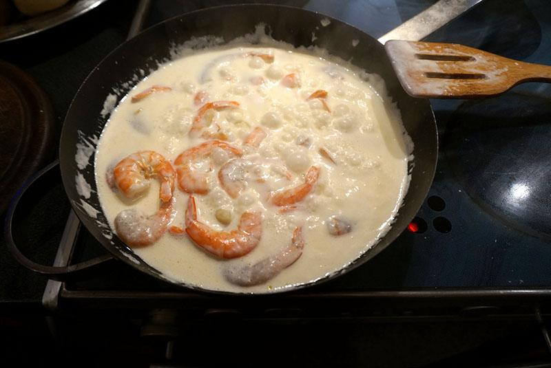 pirjajte škampe u umaku od krem ​​sira