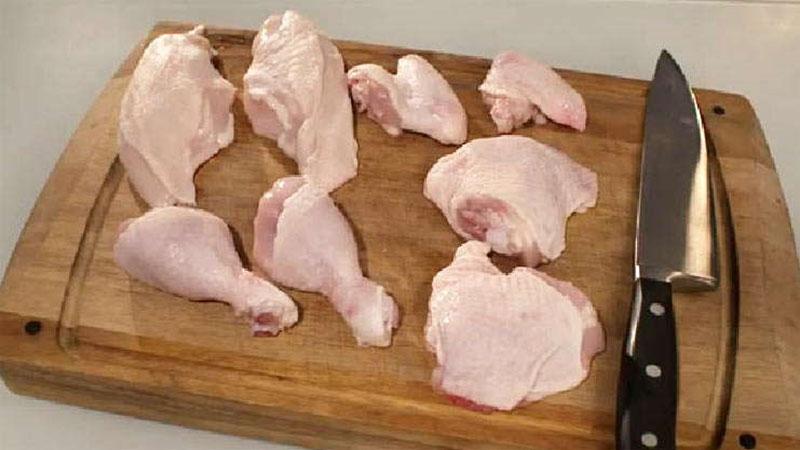 narežite piletinu na porcije