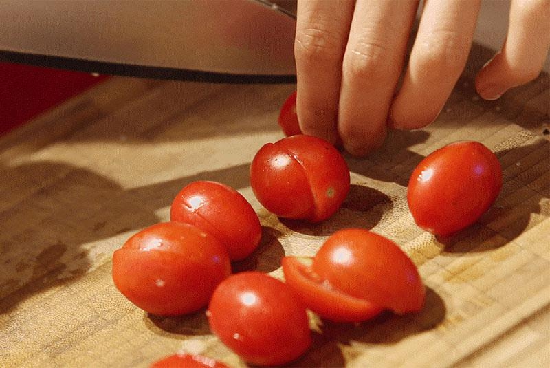 snij de tomaten in stukjes