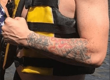På bildet påpekte sosiale medier en liten hakekors -tatovering på Arons arm, og Lee var rask til å kjempe tilbake mot