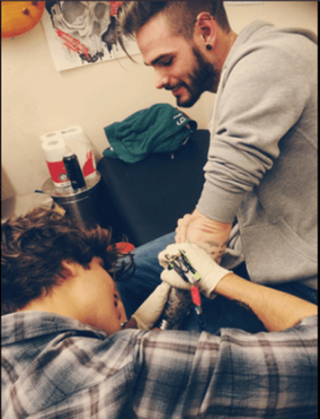 Shelley tatoverer artisten Marc Prime.