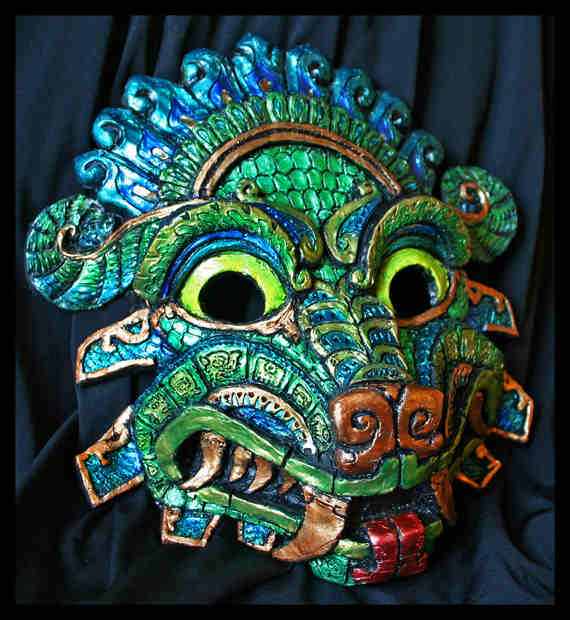 מסכת QUETZALCOATL יצוק מסכה מעוצבת של האל האצטקי, Quetzalcoatl, המבוססת באופן רופף על גילוף אבן של נחש מנוצה מ- Teotihuacan כשהאמן מוסיף סגנון משלה. בערך 10