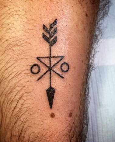 Ez a tetoválás a család egységét képviseli, és természetesen testreszabható. Néha a kifejezés
