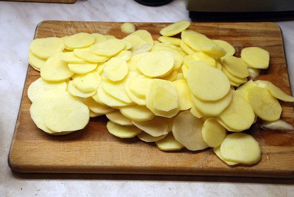 aardappelen schillen en hakken