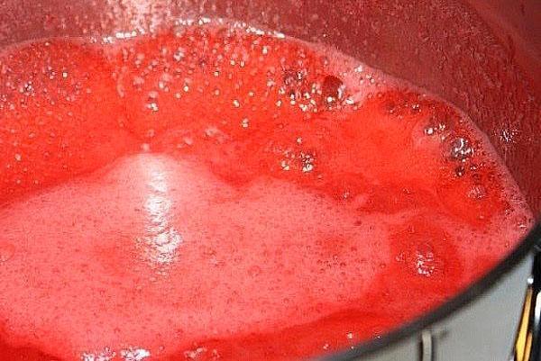 kook de aardbeienpuree met gelatine