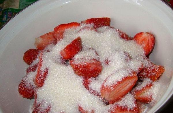 bedek het tweede deel van de aardbeien met suiker
