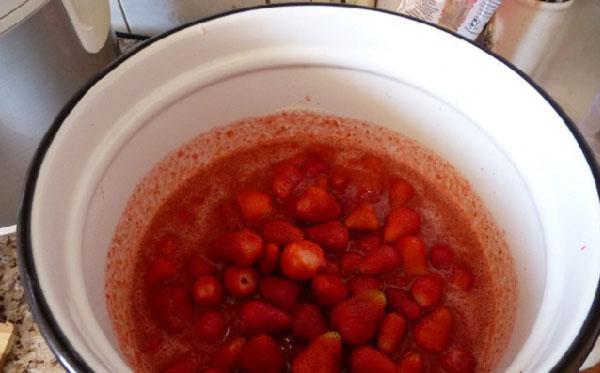kook hele bessen in aardbeienpuree gedurende 5 minuten