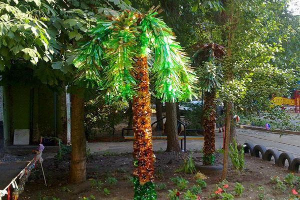 Originele uitvoering van palmbomen uit plastic flessen