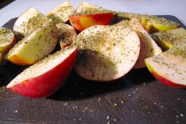 appels snijden en bestrooien met kruiden