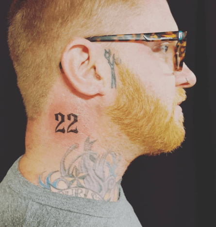 Foto: Brandon Jay Andrus/Instagram “22” tatoveret på halsen på Brandon Andrus, som ble forvekslet med et gjengestempel, har en annen - og helt ærefull - betydning. Veteranen - som har gjort to turer i Irak - fikk tatoveringen gjort for omtrent et år siden, både som et minne og for å skape bevissthet om gjennomsnittlig antall veteraner som angivelig begår selvmord hver dag på grunn av PTSD (22). 