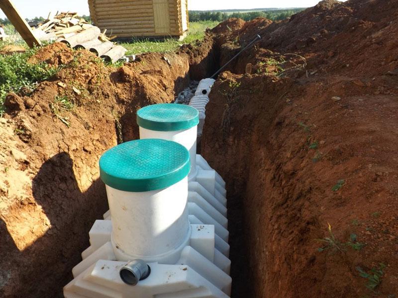 installatie van een septic tank in het land