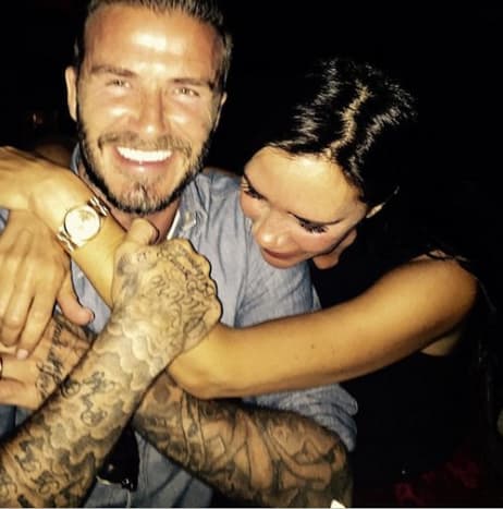 Victoria Beckham alaposan szemügyre veszi férje, David tetoválásait.