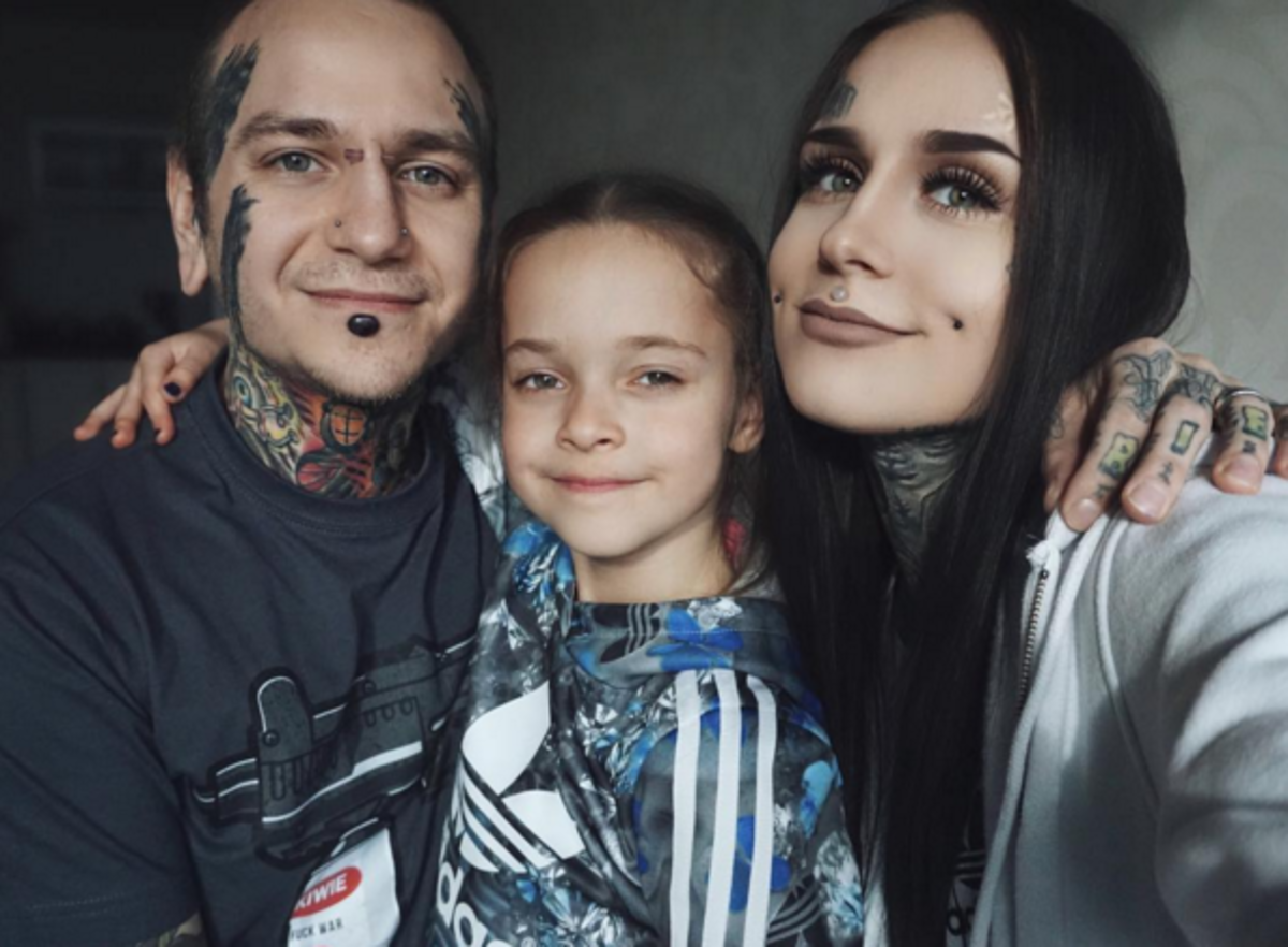 Gabriella og Monami med mannen sin, tatovøren Anrijs Straume.