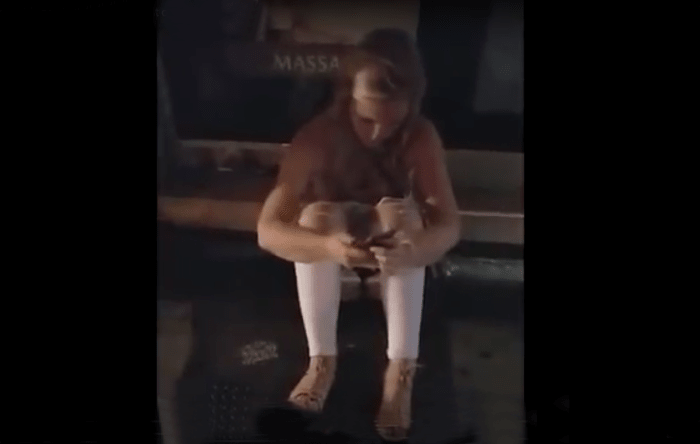 תמונה באמצעות youtube הבלונדינית הזאת נמצאת בטלפון בזמן שהיא עושה פיפי בפומבי.