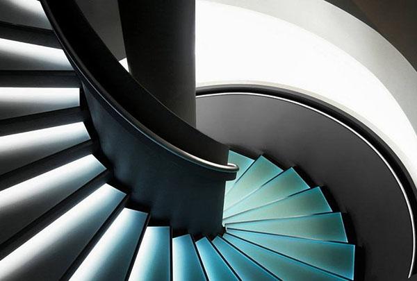 Spiralno stubište DIY sa osvijetljenim stepenicama