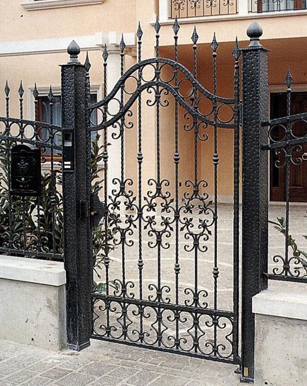 vrata i ograda od kovanog željeza