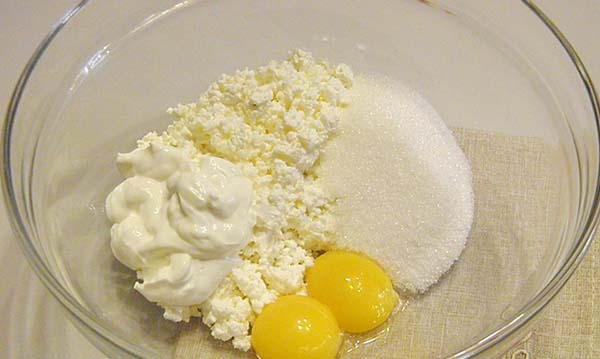 mix eieren met suiker en kwark