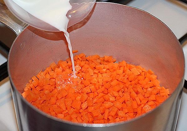 kook wortelen met melk