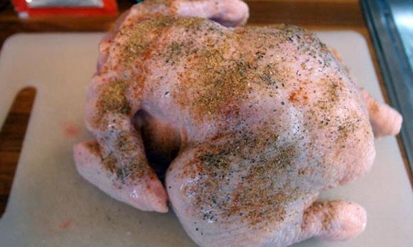 bestrooi de kip met een mengsel van kruiden