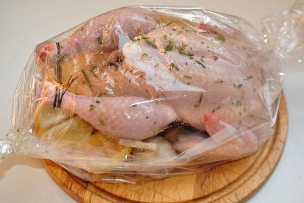 pakiranje piletine u rukav za pečenje