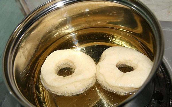 Bak donuts in een voorverwarmde pan