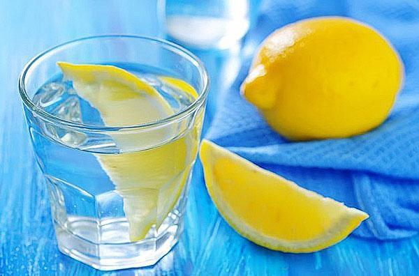 Je kunt gember en honing toevoegen aan citroenwater