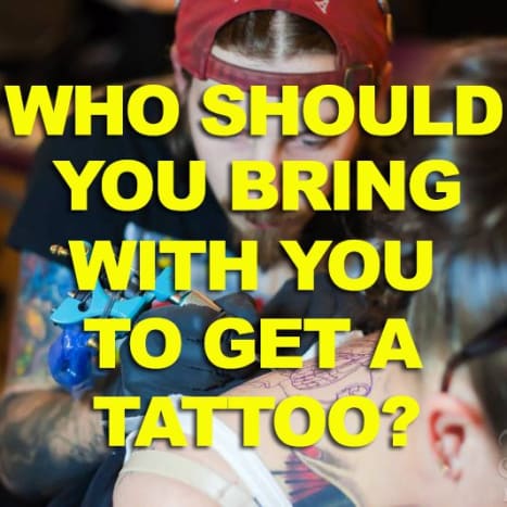 Ingen ønsker å bli tatovert alene, men hvem skal du ta med? Klikk her for å finne ut hvem du skal ta med deg til din tatoveringsøkt.