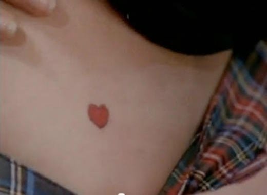 A végén Rachel vörös szívvel a csípőjén távozik, Phoebe pedig csak egy kis kék pontot kap, miután csirizik a tetoválásából.
