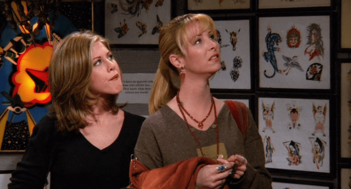 A jelenetet a klasszikus 90 -es évek boltja játssza le, amely a falakat lefedő vakuval és a sarokban egy alvó punkral rendelkezik. Rachel és Phoebe vita villan, mindketten a falról választják a dizájnt.