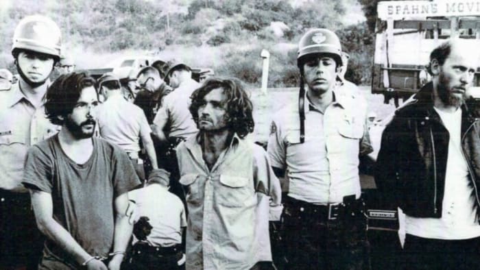 Foto via ABCA Etter at Manson ble arrestert for disse forbrytelsene i oktober 1969, har mennesker fulgt Mansons liv med grusomhet, men hva skjedde med resten av Manson -familien? Se videoen og finn ut!