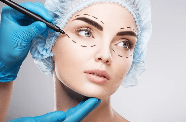 A tudománynak adományozott test másik felhasználási területe a plasztikai sebészek gyakorlata. A plasztikai sebészek az élőket műtik, azonban sokan a hullákon gyakorolva tanulják meg csiszolni készségeiket és technikáikat.