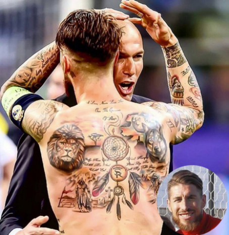 Sergio Ramos Ramos, ha eltávolítja a tintát, NAGYON elégedetlenek leszünk veled. A futballista hátát és karjait tintafoltok borítják, amelyeken oroszlánfej, álomfogó, ékszerek és családi portrék láthatók. A tetoválás eltávolítása hat órát és 16 ülést vesz igénybe. Ramos védekezik a spanyol válogatottban (#15) és a Real Madrid C.F. (#4).