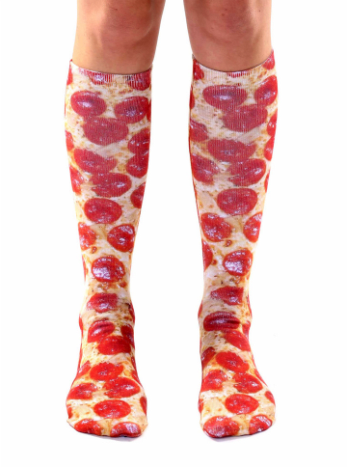 Ha a sajtos, pepperoni pizzamintával borított zokni fogadója nem elégedett, akkor mielőbb ellenőrizze pulzusát. Szerezd meg ezeket és több szórakoztató zoknit itt.