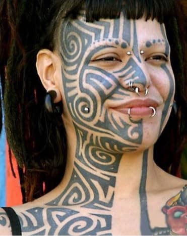 Ennek a lánynak az arcát tetoválták jóval azelőtt, hogy divatos lett volna. Szintén az arc tetoválása volt az első tetoválása!