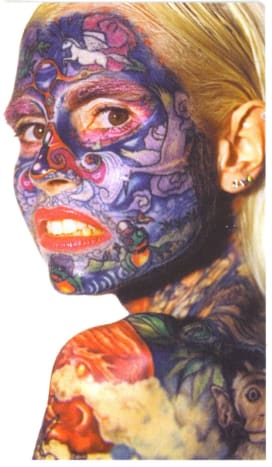 Julia egész teste tetovált, így természetes volt, hogy az arca bekerült a testmódosításba