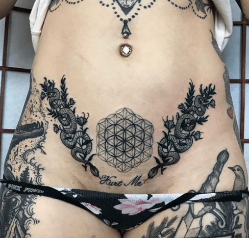 Joseph Haefs egy tetoválóművész, aki a nőies, finom vonalú tetoválásokra szakosodott.
